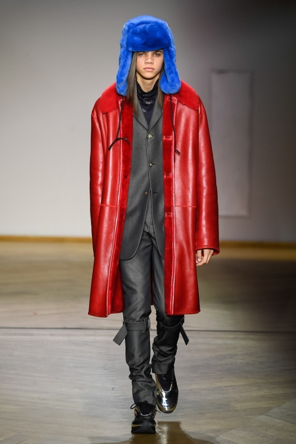 写真11 42 メンズ 赤のステンカラーコートを使ったコーディネート着用 コレクションルックギャラリー ファッションプレス