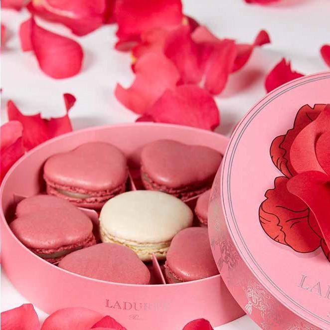 ラデュレ19年バレンタインスイーツ ピンクのハート型マカロンを詰め込んだ バラの花 ボックス ファッションプレス