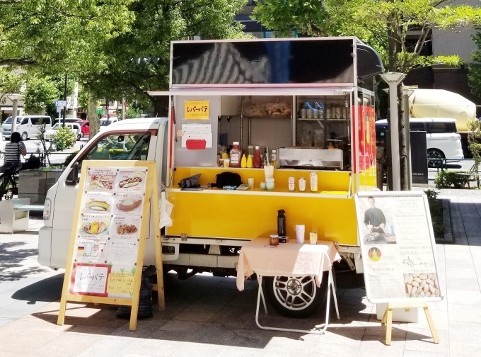 サンシャインシティでお花見 フード ドリンクのキッチンカーが出店 桜を眺める春ピクニック ファッションプレス