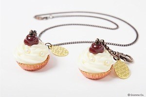 Q-pot.“チェリージャム”主役のスイーツアクセサリー、カップケーキ