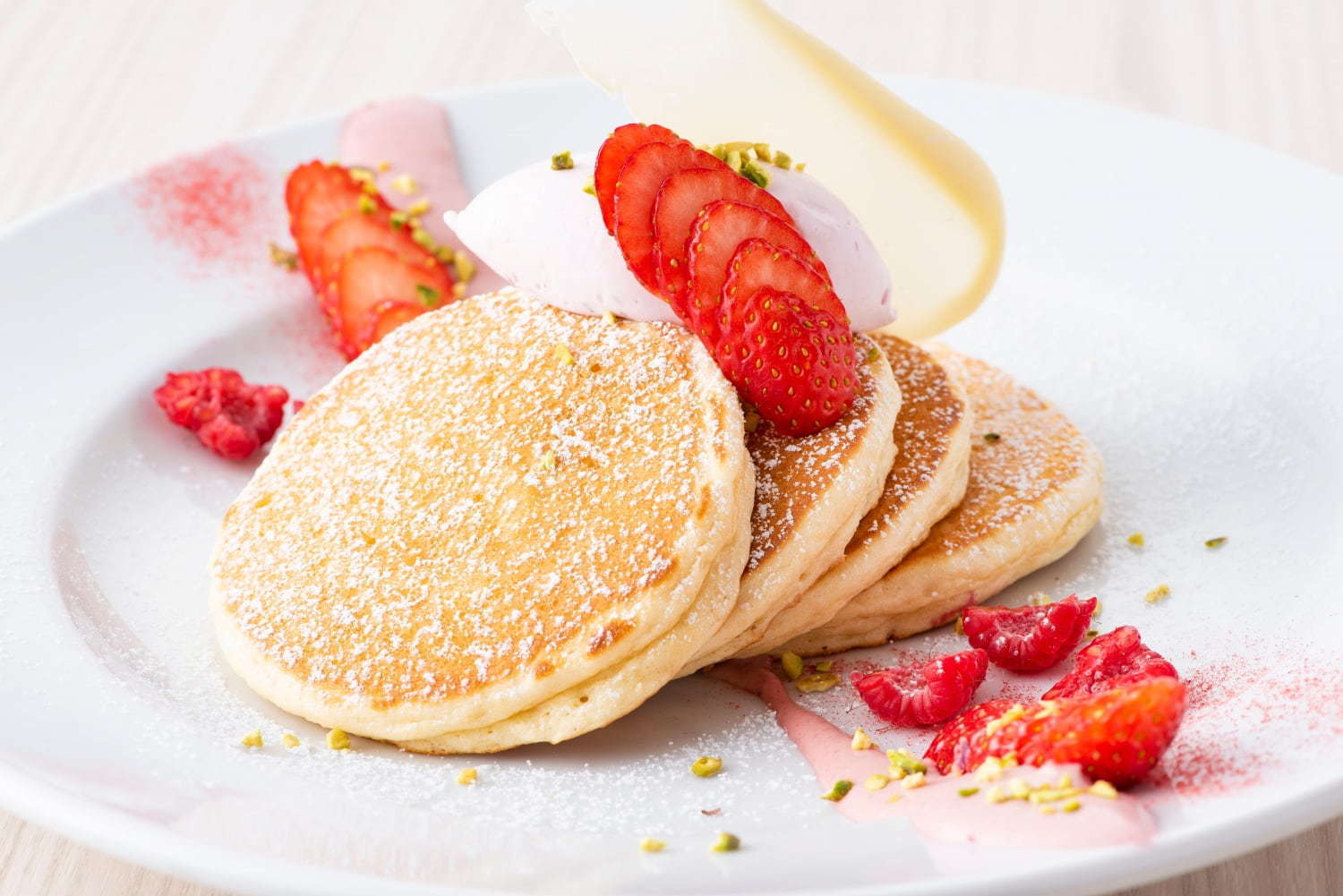 サラベス いちごのティラミスパンケーキ ふわふわ食感のパンケーキ 苺 チーズのクリーム ファッションプレス