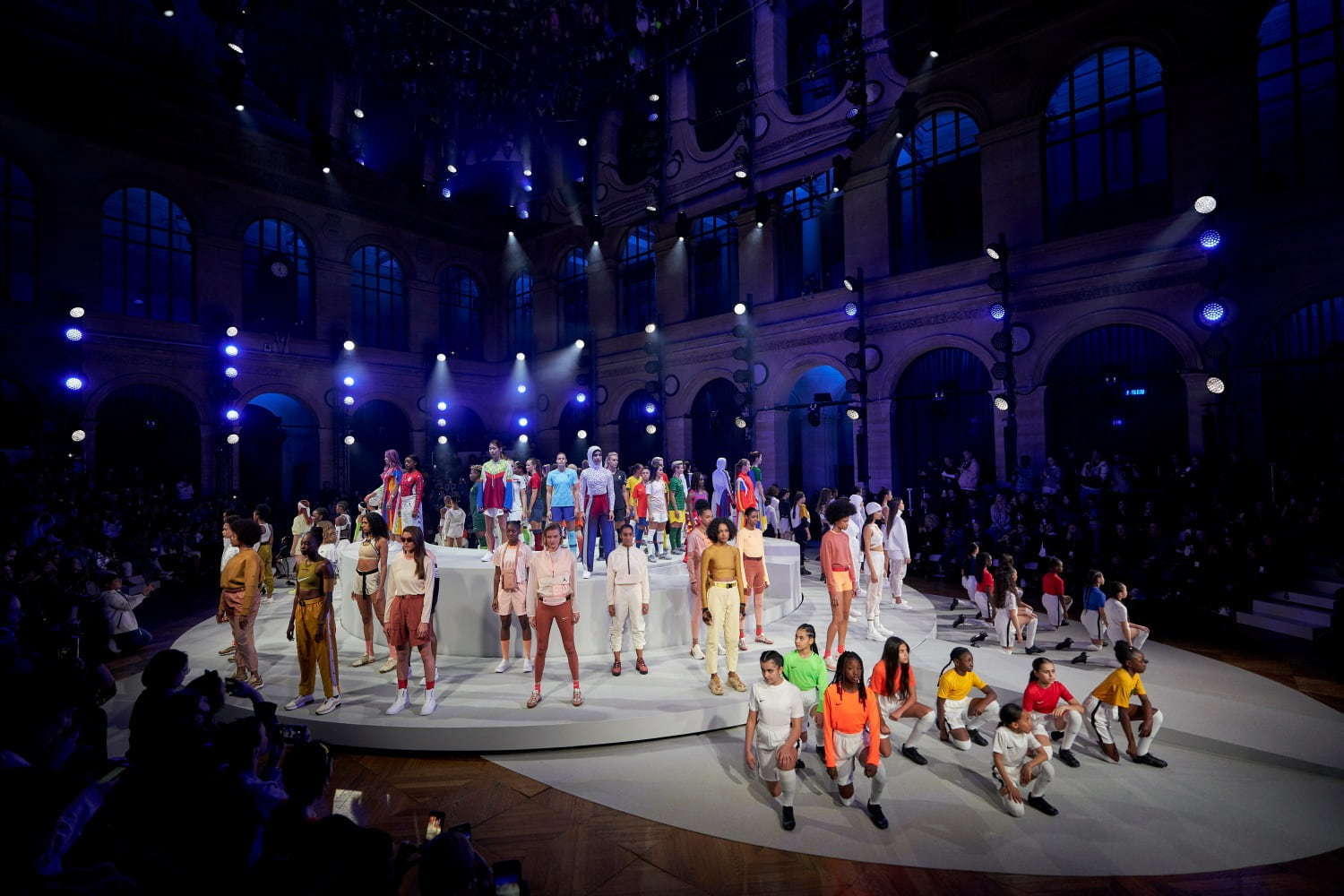 ナイキの最新ウィメンズウェア ユニフォーム パリで世界の女子アスリートともに紹介 ファッションプレス