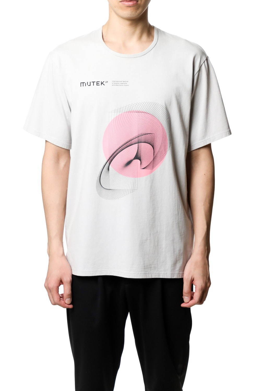 アタッチメント×MUTEK.JPのコラボTシャツ 、サイドスリットが入ったエッジィな1着｜写真2