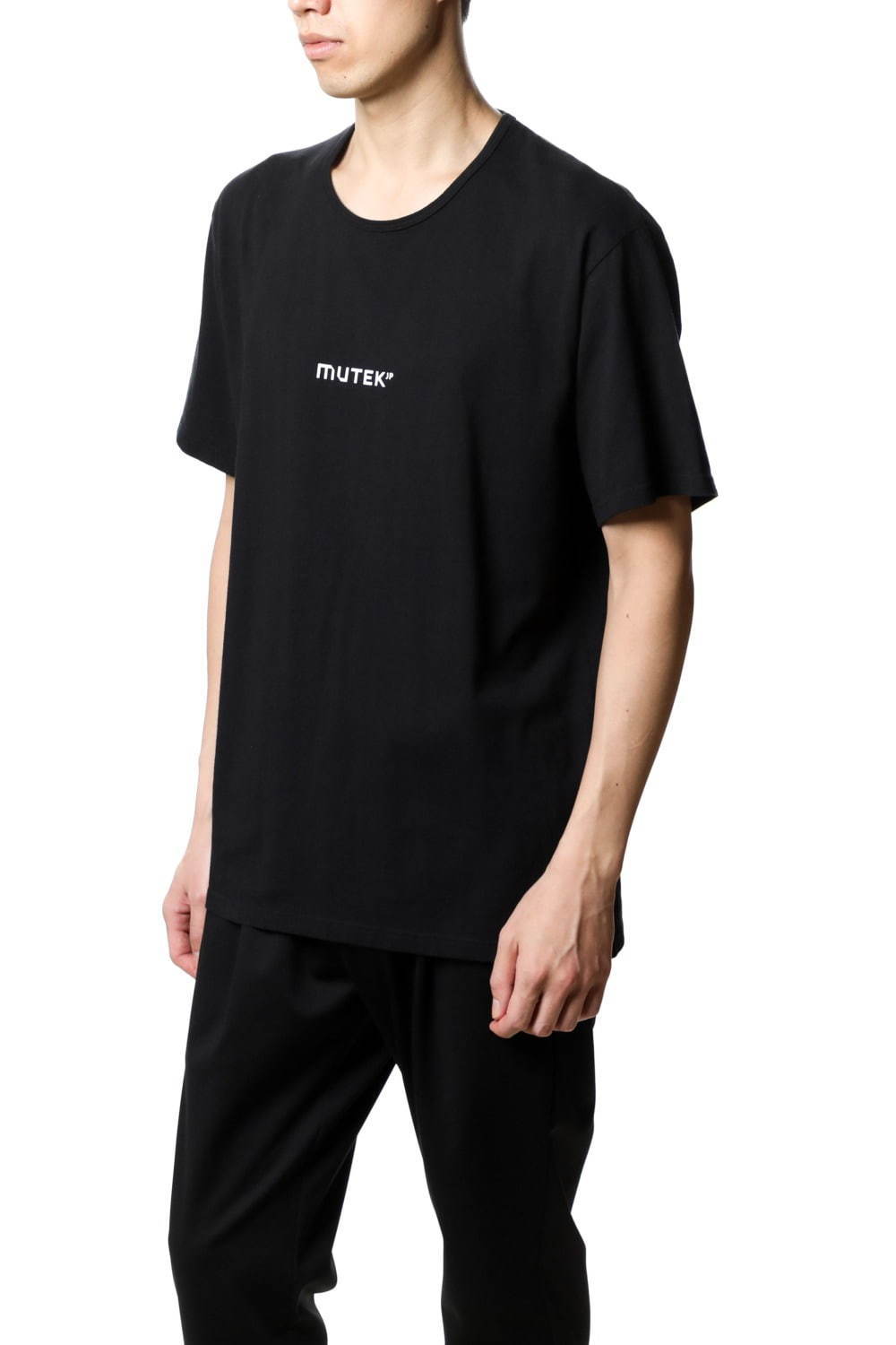 アタッチメント×MUTEK.JPのコラボTシャツ 、サイドスリットが入ったエッジィな1着｜写真3