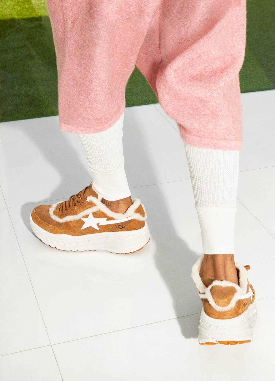 写真5/8｜UGG×ベイプ“80'sヒップホップ”から着想を得たスエードスニーカー＆サンダル - ファッションプレス