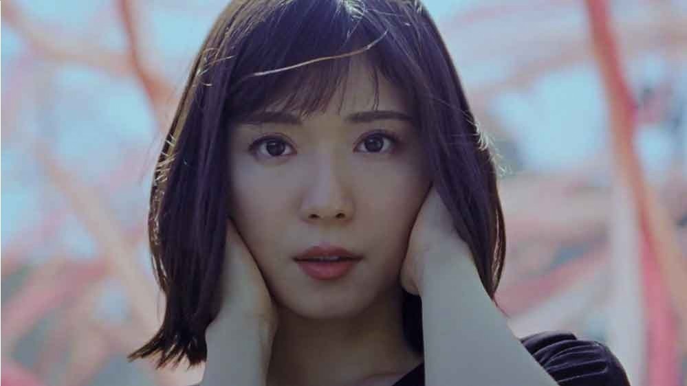 松岡茉優×ロペピクニックのコラボワンピース、Chara描き下ろし曲を弾き語る新MV&CM公開｜写真3