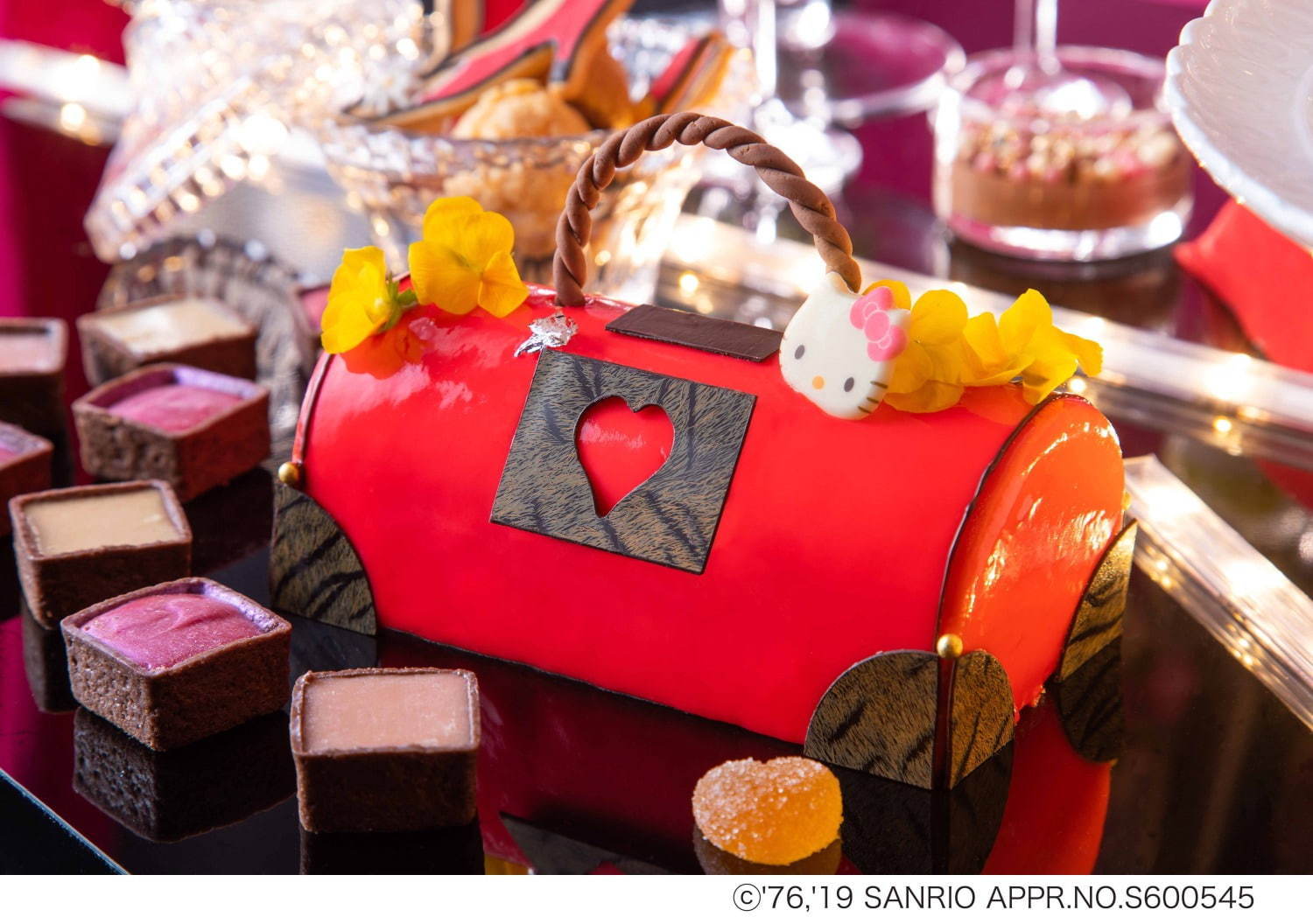 サンリオ ハローキティ のデザートビュッフェ ヒルトン大阪で バッグ型ケーキや 宝石 ゼリー ファッションプレス