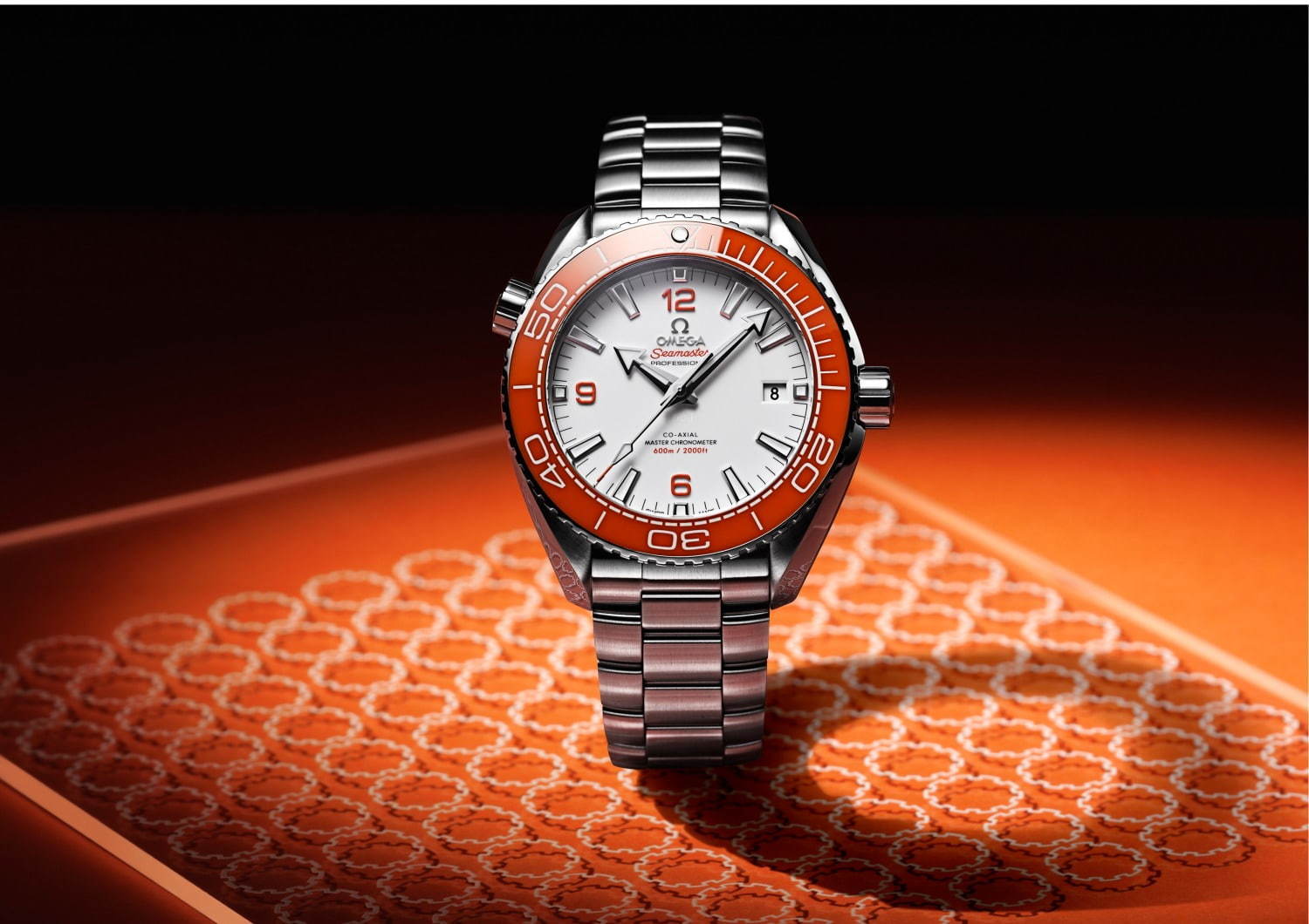 オメガのメンズ腕時計 シーマスター プラネットオーシャン クラシックオレンジの新色 クロノグラフ ファッションプレス