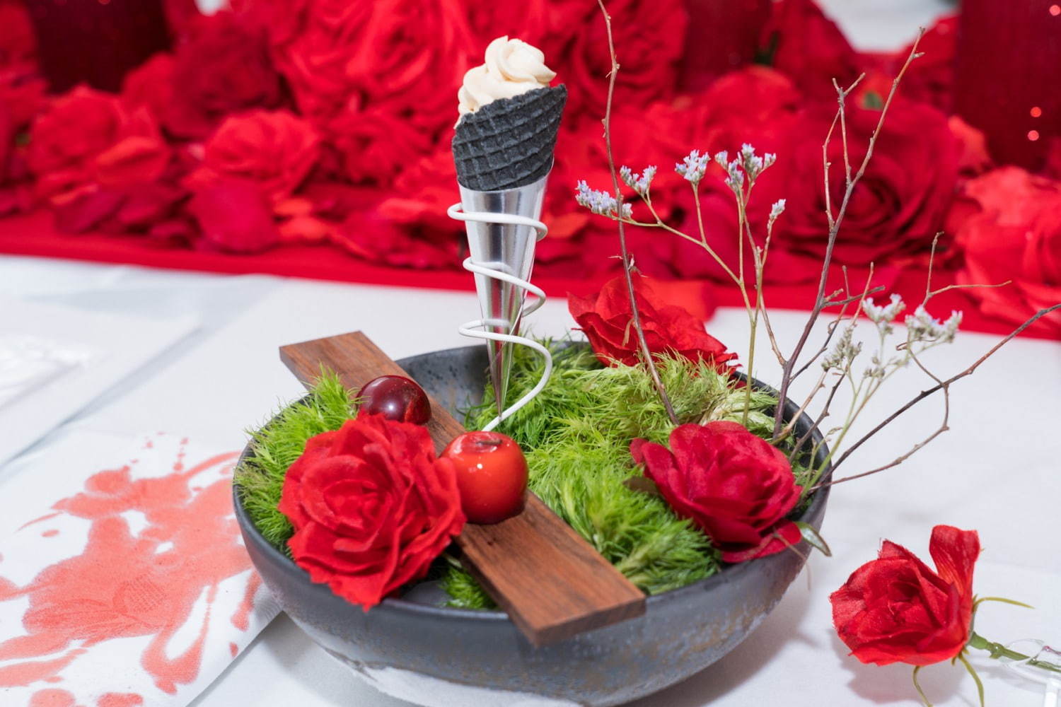 東京喰種 の世界を表現する 喰種レストラン 銀座に 4万本の薔薇の中味わう 血 の美食ディナー ファッションプレス