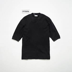 サンスペルと「スタイリスト私物」の黒Tシャツ、丸みのあるリブ袖