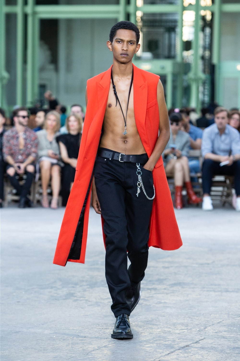 写真6 42 メンズ 赤のチェスターコートを使ったコーディネート着用 コレクションルックギャラリー ファッションプレス