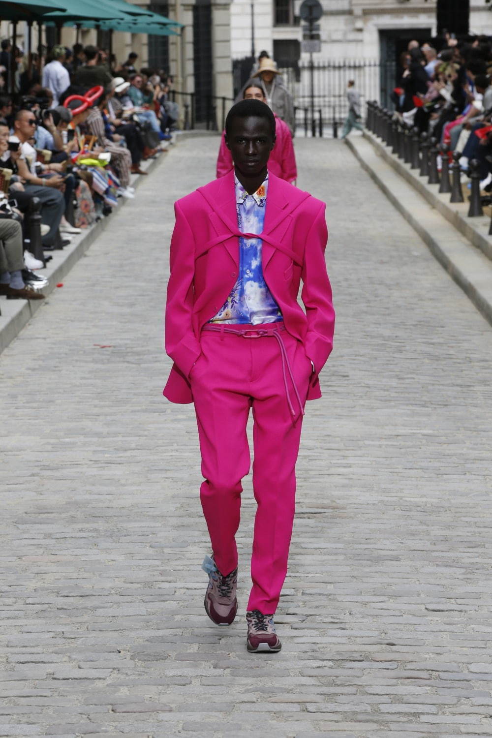 写真10 42 メンズ ピンクのテイラードジャケットを使ったコーディネート着用 コレクションルックギャラリー ファッションプレス