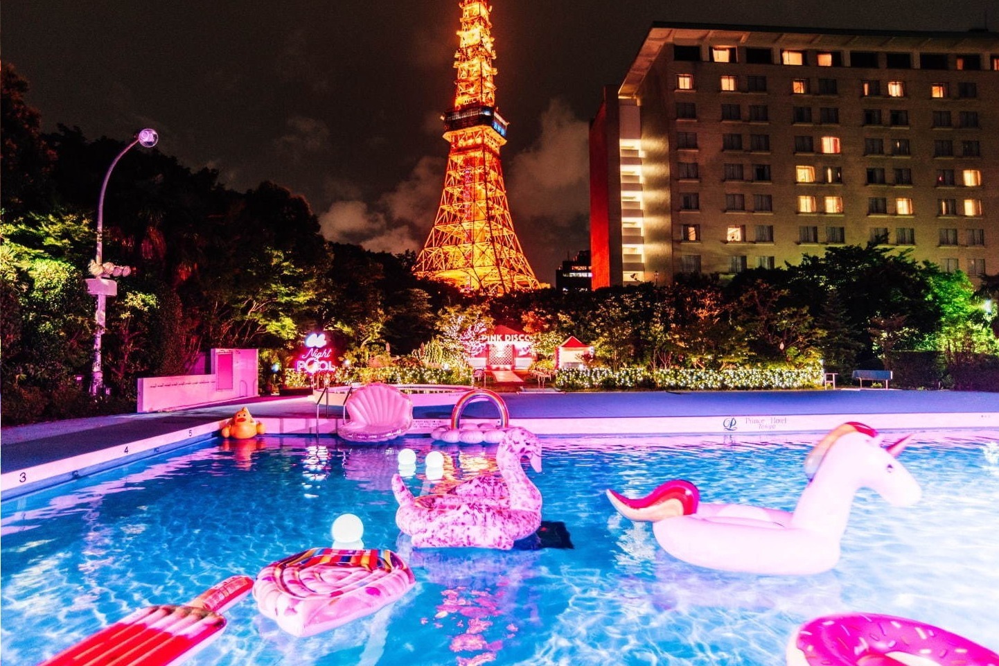 東京プリンスホテルのナイトプール ネオンカラー のライトアップ 貝殻やアイスクリーム型浮き輪 ファッションプレス
