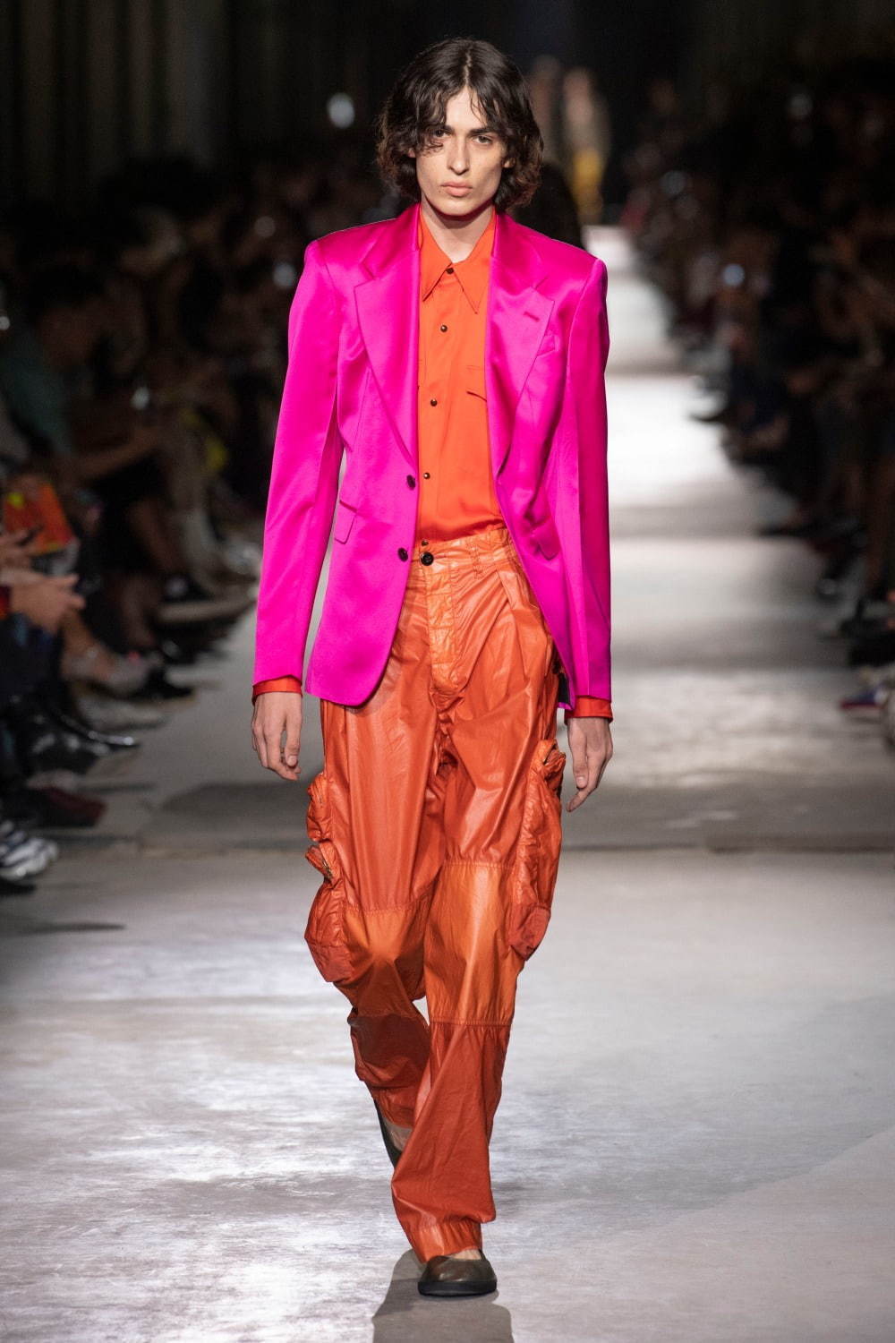 写真11 42 メンズ オレンジのシャツ ロング を使ったコーディネート着用 コレクションルックギャラリー ファッションプレス