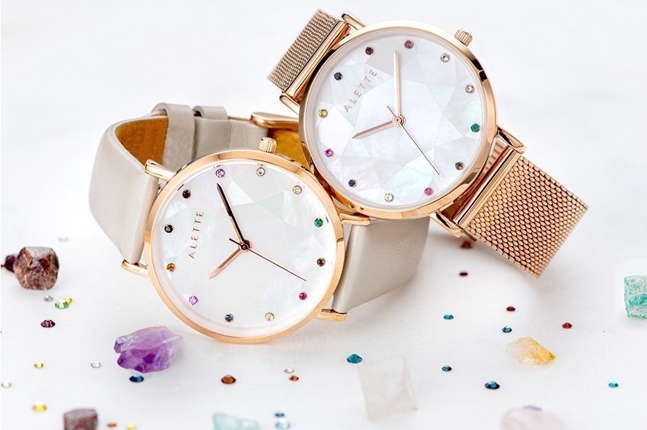 アレットブラン“誕生石”を飾った限定腕時計「バースストーン」ダイヤモンドやルビーが煌めく文字盤 - ファッションプレス