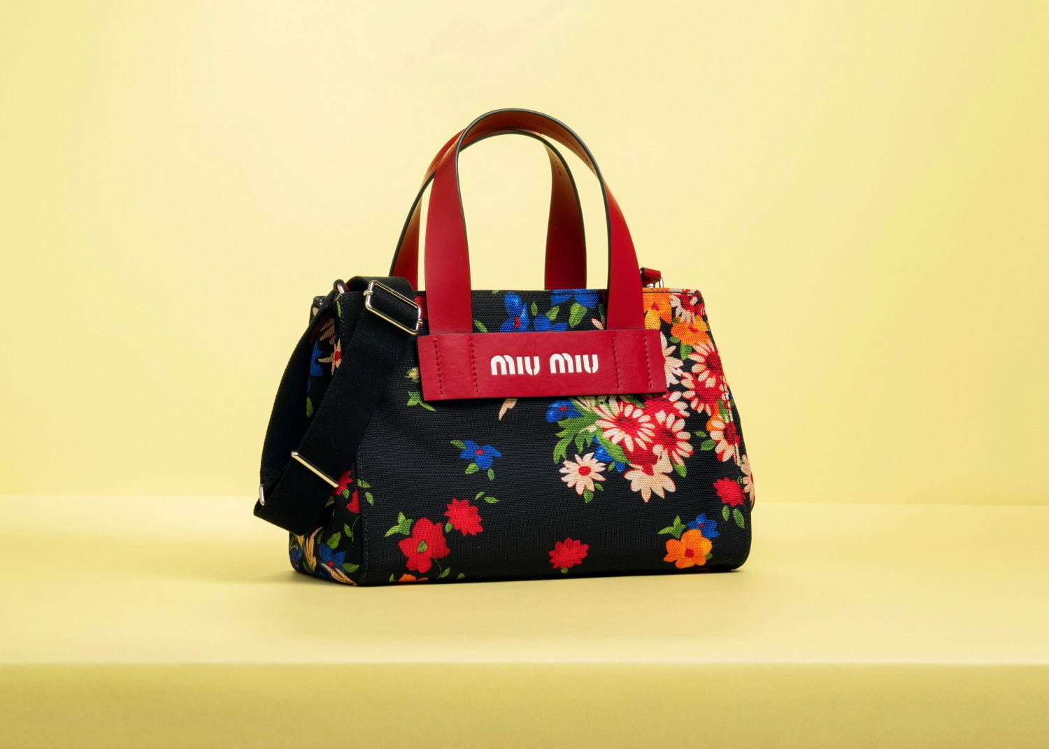 ミュウミュウの新作バッグが日本限定で カラフルなフラワーブーケ 新ロゴの総柄プリント ファッションプレス