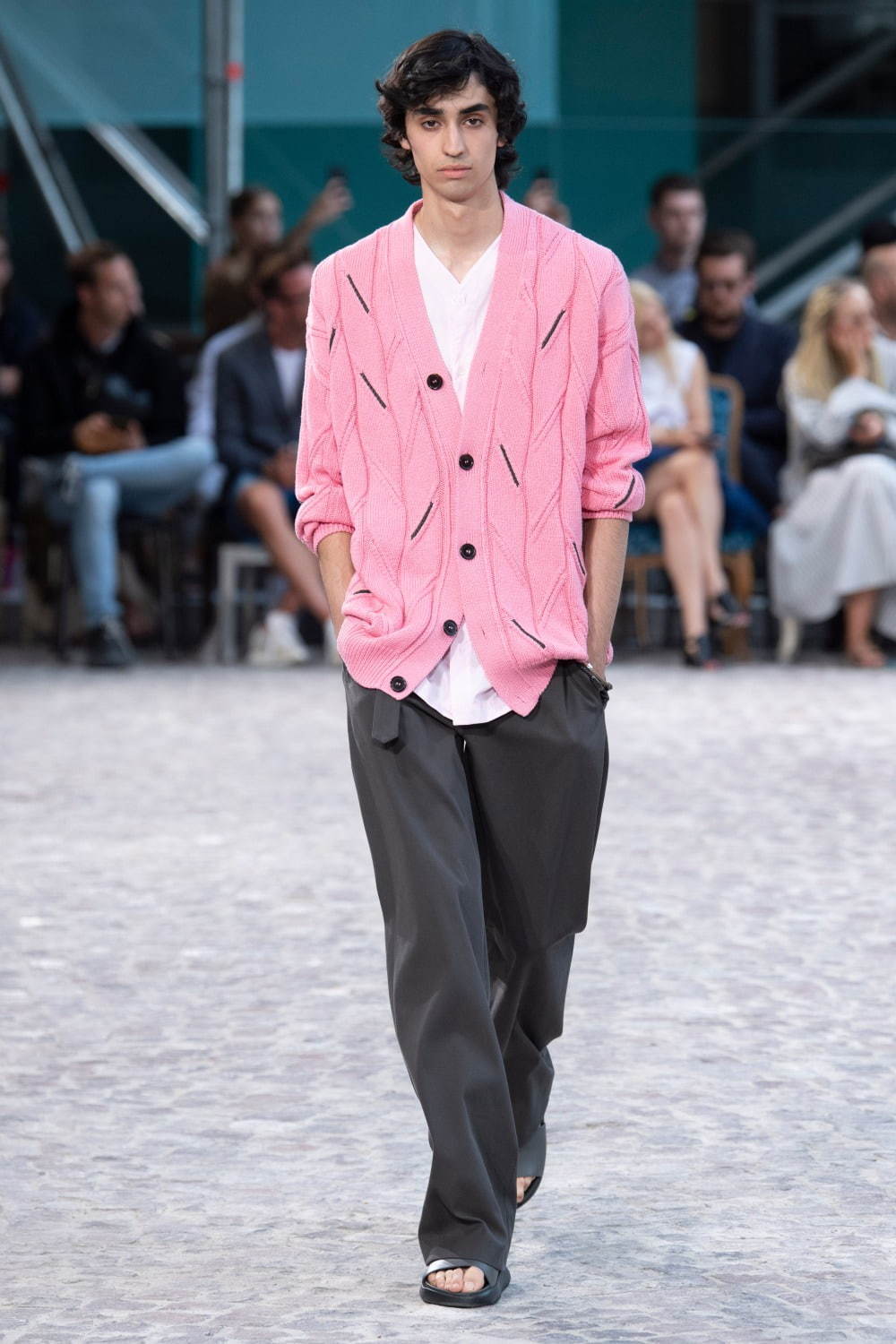 写真 42 メンズ ピンクのセーター ニット を使ったコーディネート着用 コレクションルックギャラリー ファッションプレス