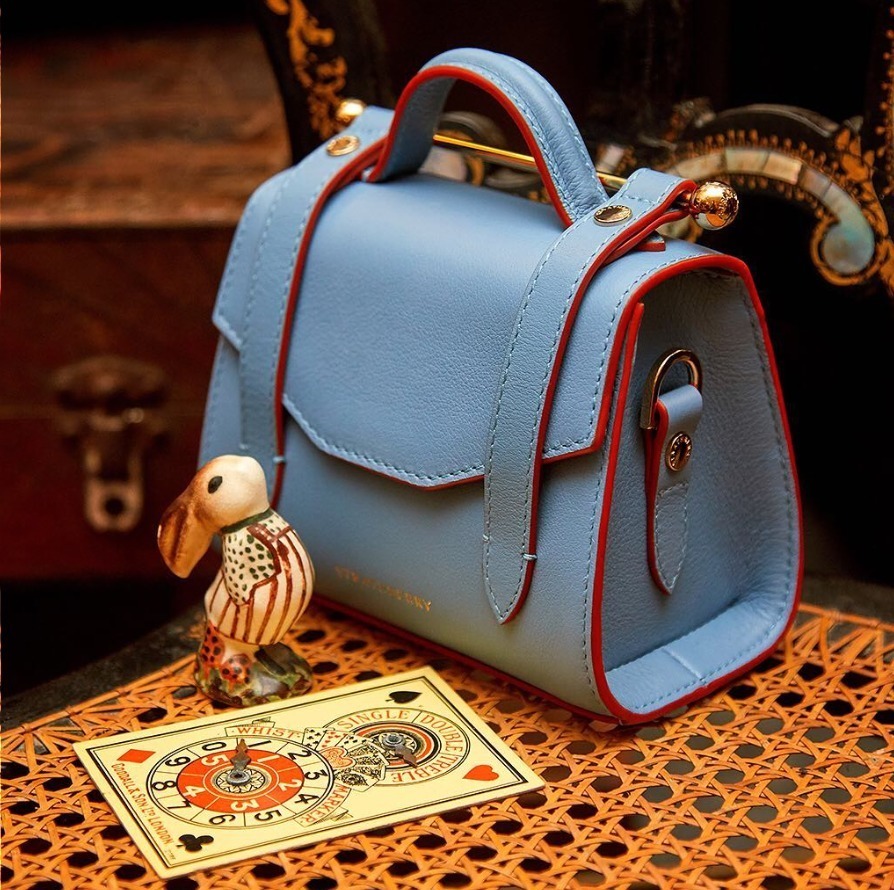 ストラスベリー『不思議の国のアリス』バッグが伊勢丹新宿店から、英国