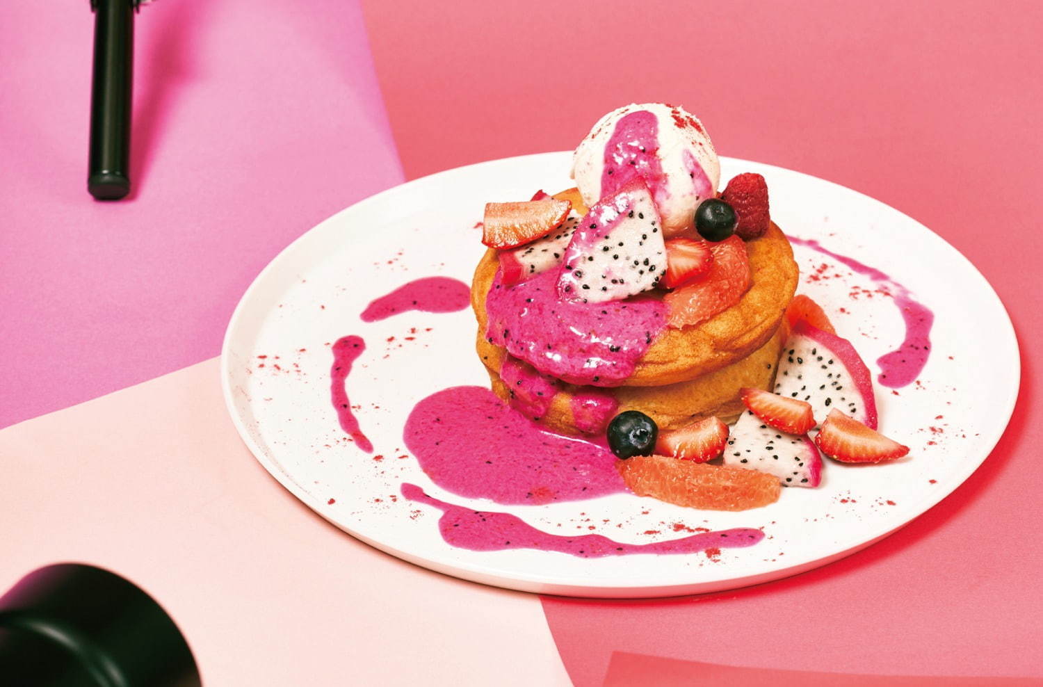 カフェ ブックス ビブリオテーク ピンク スイーツ 丸ごと桃のパンケーキやドラゴンフルーツパフェ ファッションプレス
