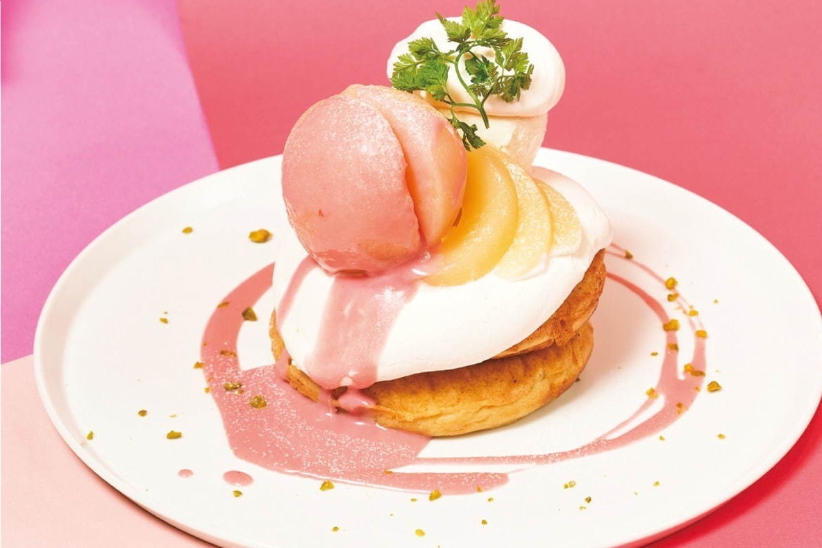カフェ ブックス ビブリオテーク ピンク スイーツ 丸ごと桃のパンケーキやドラゴンフルーツパフェ ファッションプレス