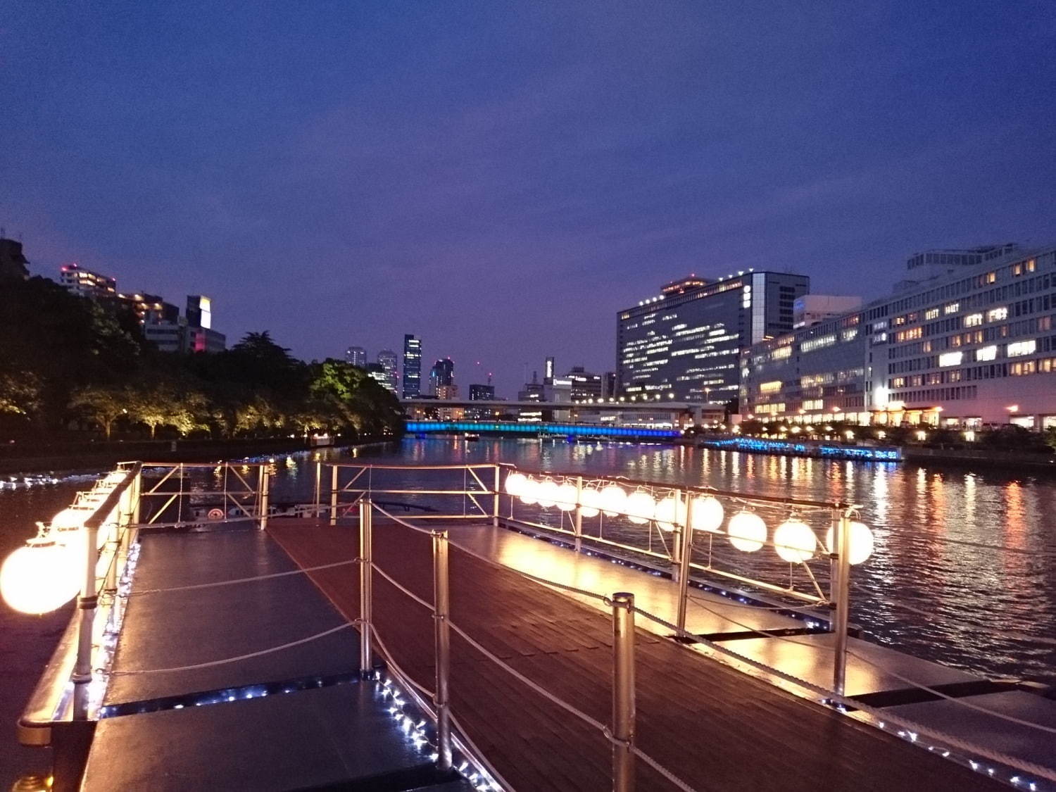 水都大阪の夜景を巡る 舟遊び ひまわり納涼ビアクルーズ 9種類の飲み放題付き ファッションプレス