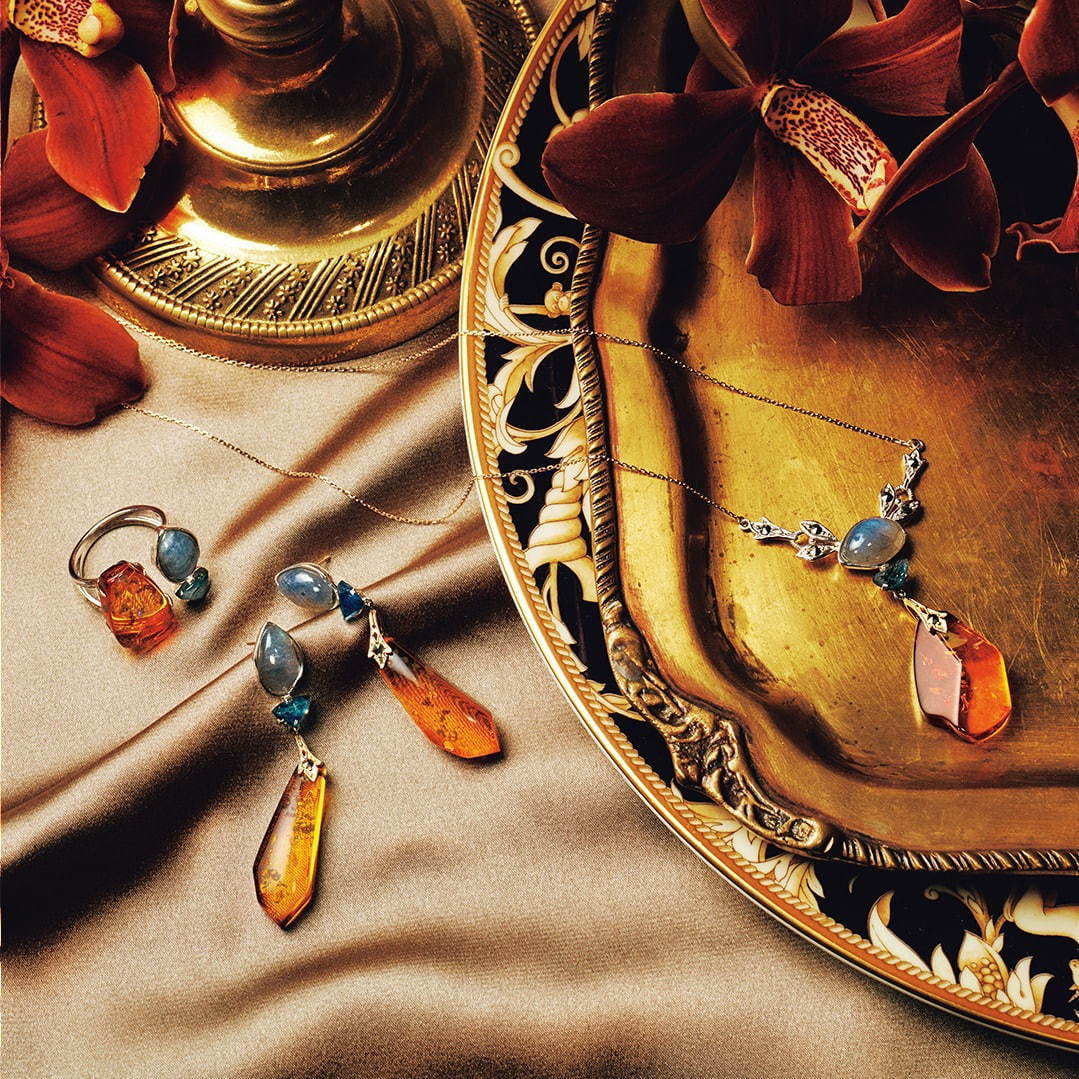 アガット「ルネサンス」イメージの秋ジュエリー、こっくり秋色琥珀