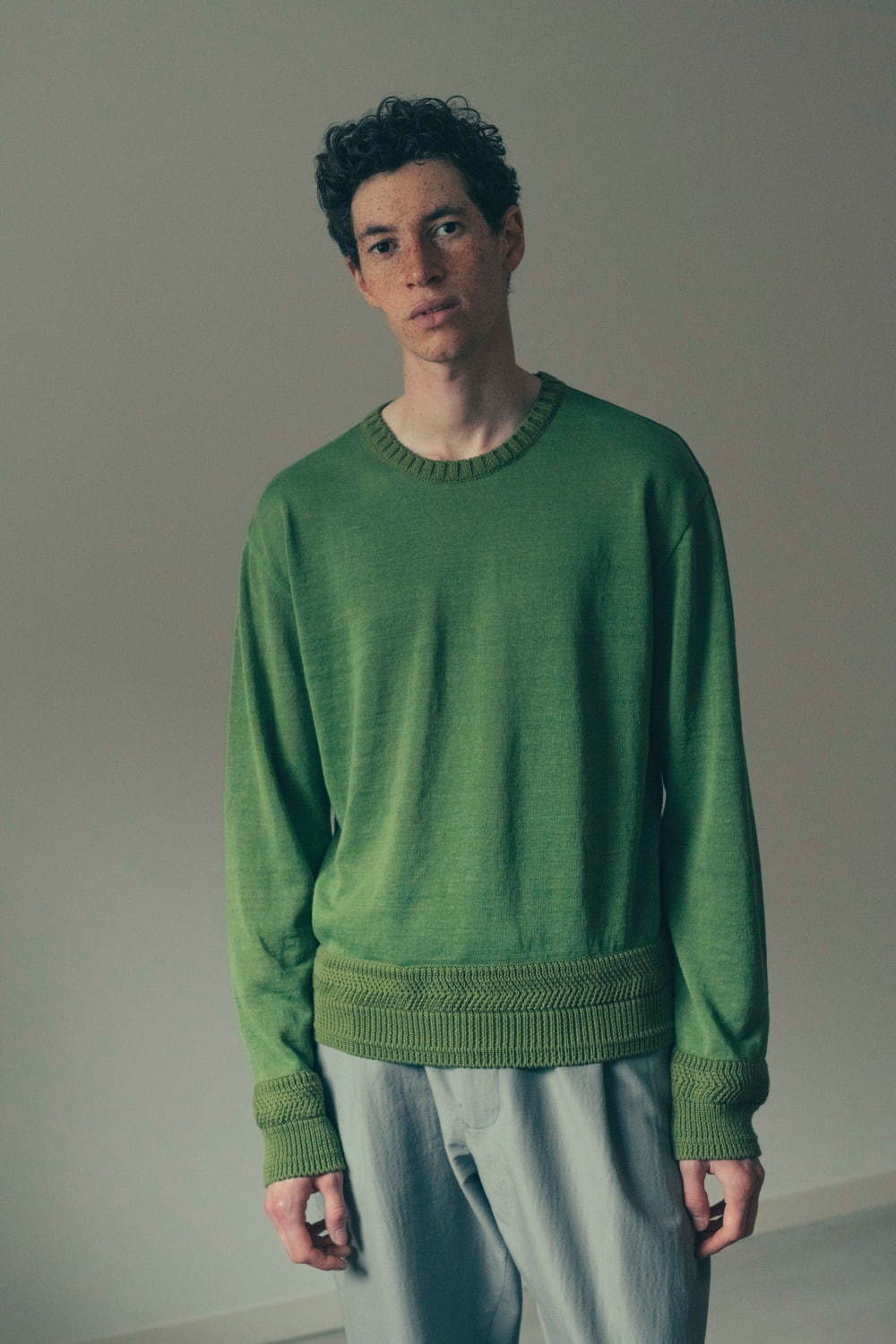 写真33 42 メンズ 緑のセーター ニット を使ったコーディネート着用 コレクションルックギャラリー ファッションプレス