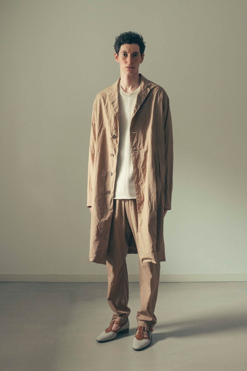 写真 42 メンズ ベージュのステンカラーコートを使ったコーディネート着用 コレクションルックギャラリー ファッションプレス