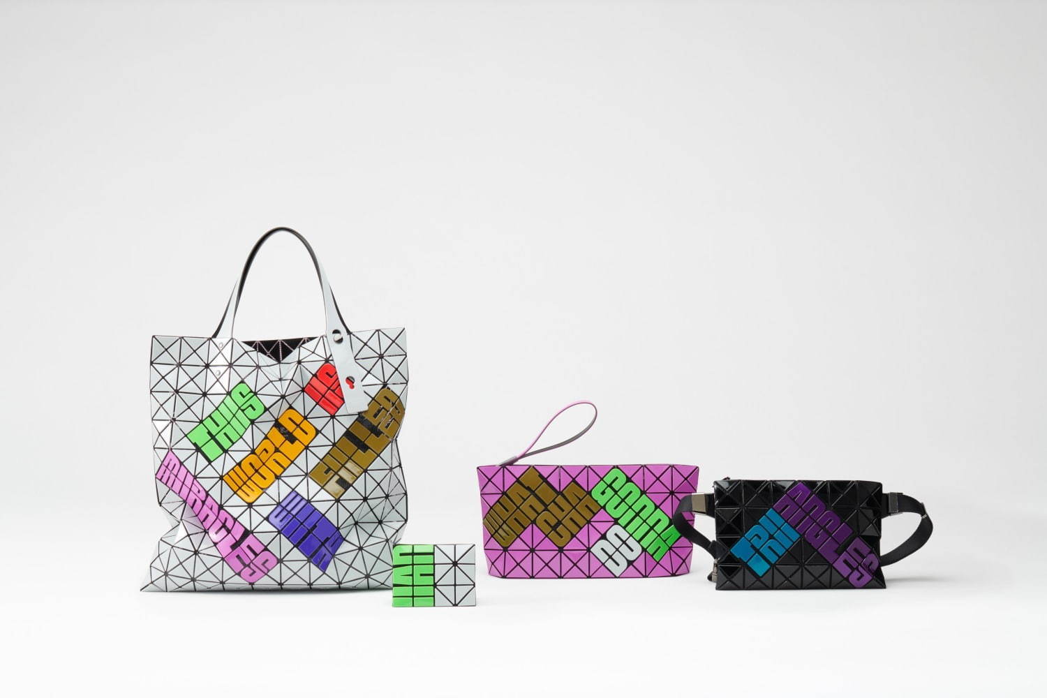 BAO BAO ISSEY MIYAKE 19年秋冬の新作、英字と三角のピースを融合させ