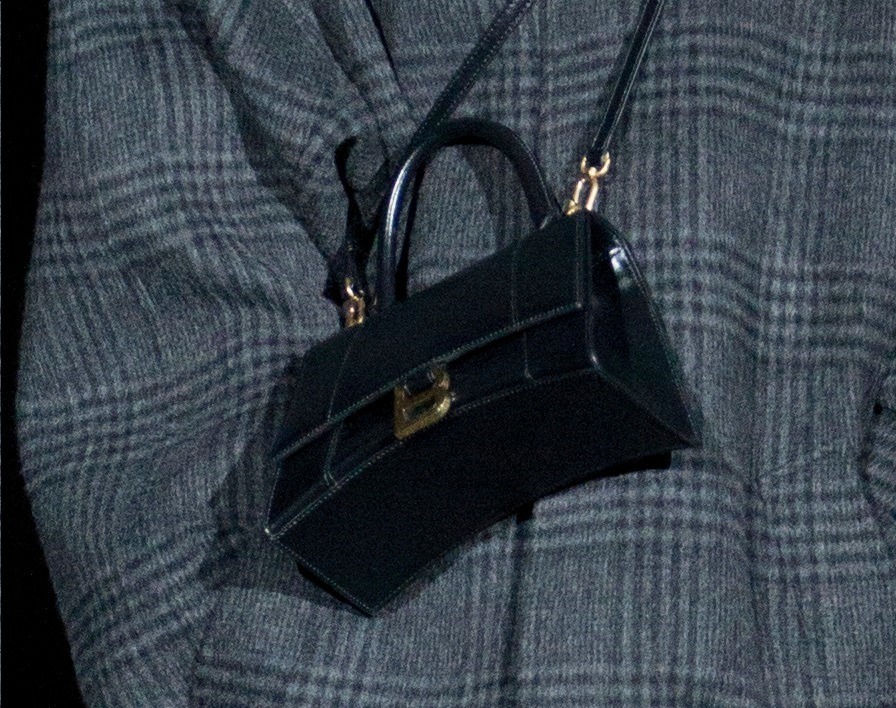 バレンシアガの新作「アワーグラス」Bメタルを飾ったカーブ底のバッグ ...
