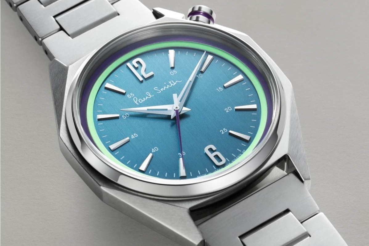 ポール・スミスの腕時計「クローズド アイズ」に光を動力源にする