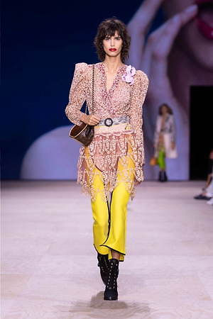 ルイ ヴィトン 年春夏コレクション アールヌーヴォーが呼び起こすベル エポックの活気 ファッションプレス