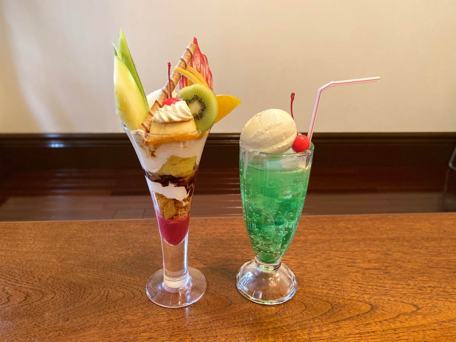 三菱一号館美術館の純喫茶メニュー、自家製プリン×フルーツ×アイスのパフェやクリームソーダ｜写真4