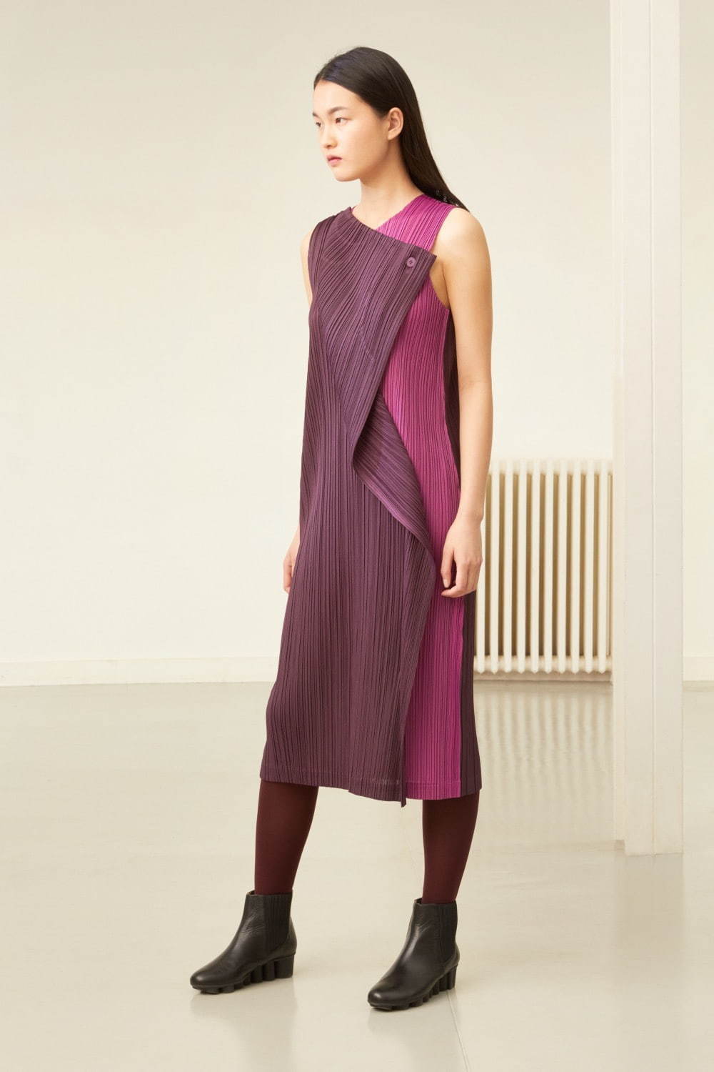 プリーツ プリーズ イッセイ ミヤケのワンピース コート 夜の色 をイメージ ファッションプレス