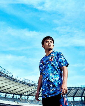 サッカー日本代表ホームユニフォームをアディダスが発売 久保建英 南野拓実らがビジュアルに ファッションプレス