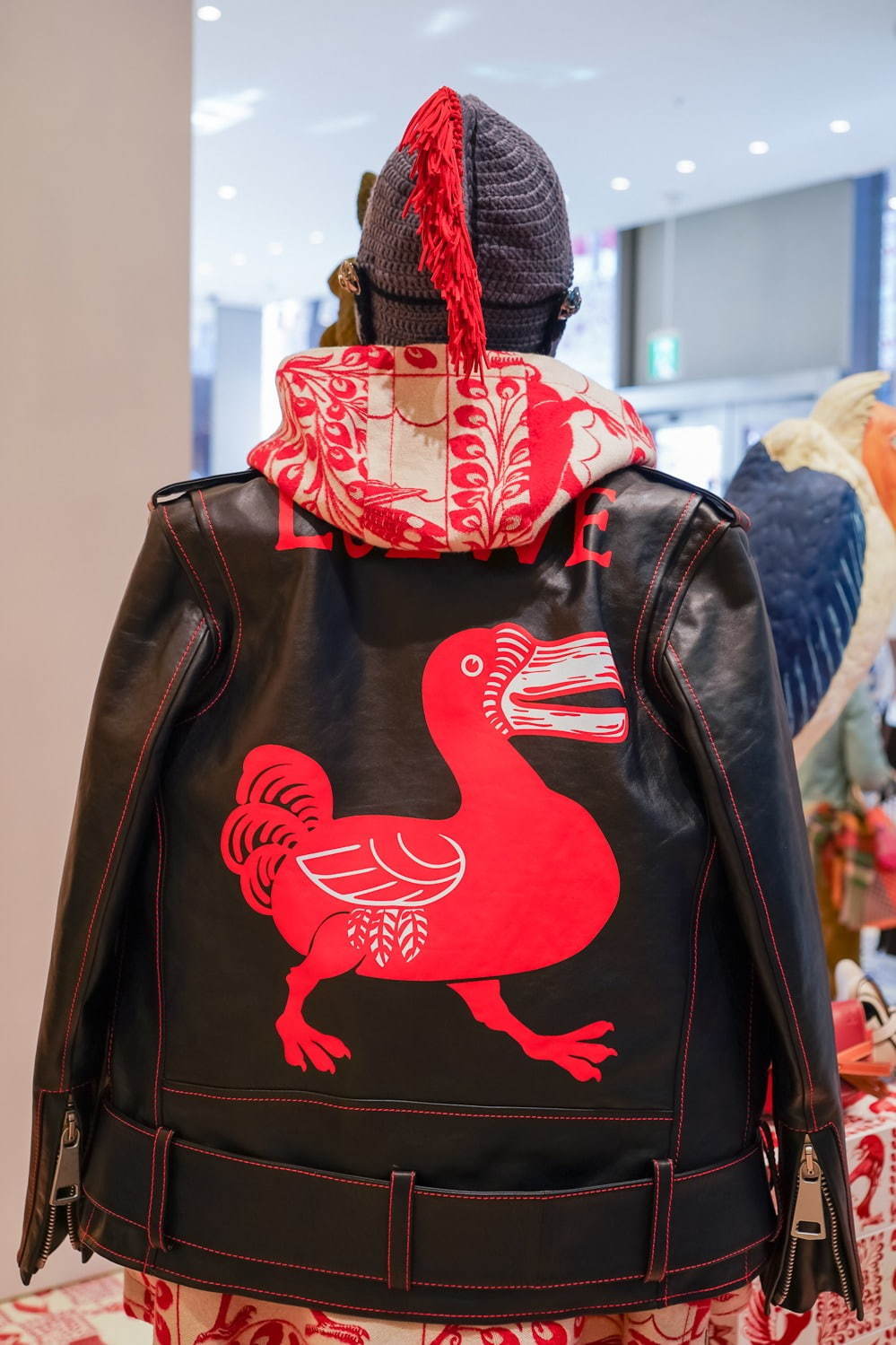 ロエベ×陶芸家ウィリアム・ド・モーガン、“幻の鳥”ドードーや花を描いたバッグなど｜写真62