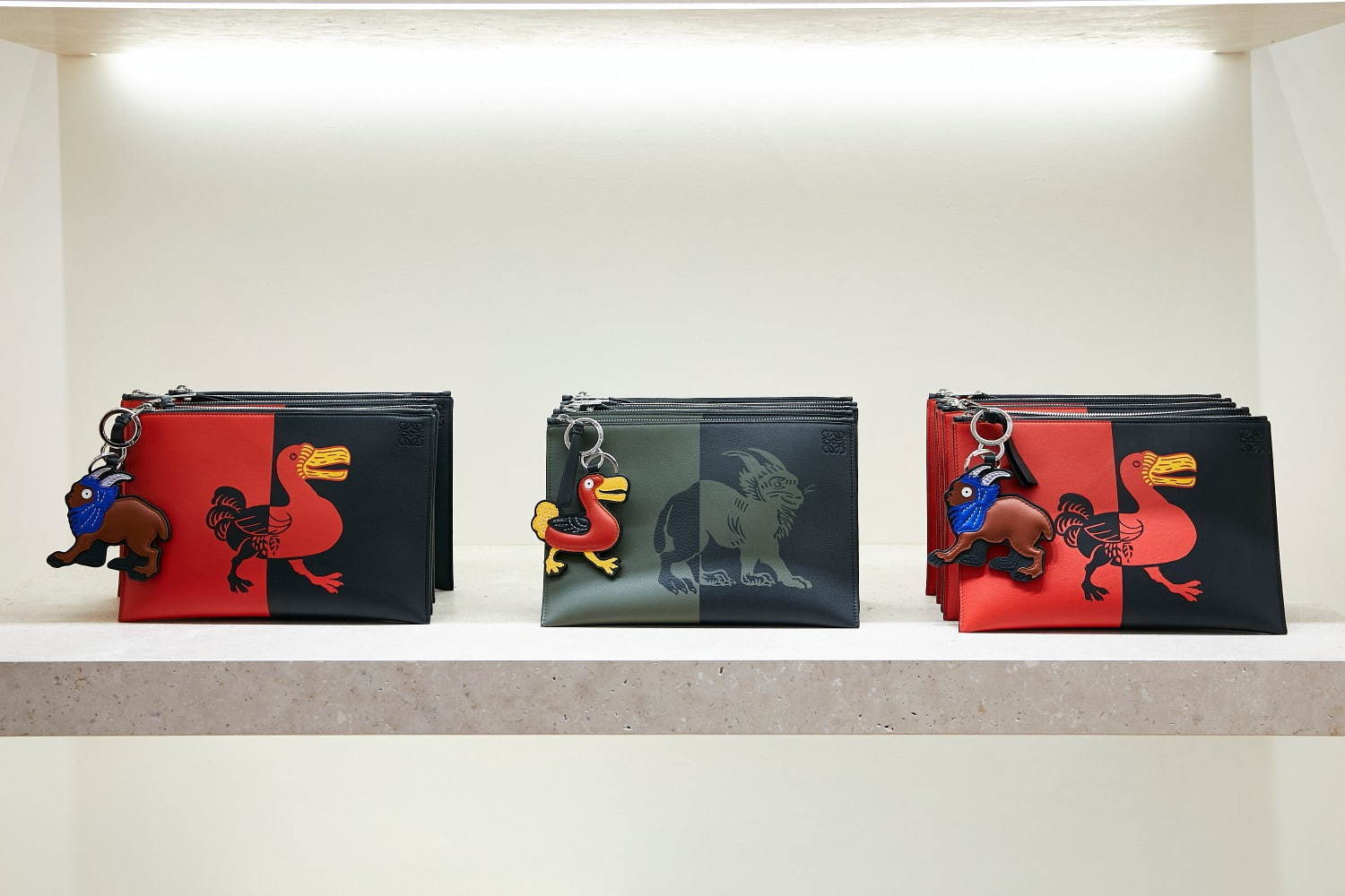 ロエベ×陶芸家ウィリアム・ド・モーガン、“幻の鳥”ドードーや花を描いたバッグなど｜写真74