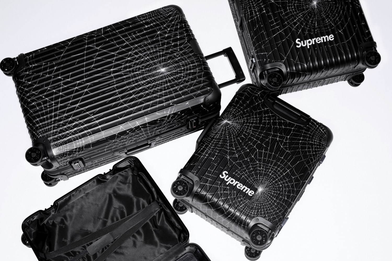 シュプリーム リモワの限定スーツケース スパイダー ウェブ ロゴを配したブラックアルミニウム ファッションプレス