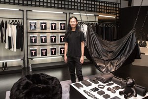 アレキサンダー・ワン、バレンシアガのクリエイティブ・ディレクターを退任 - ファッションプレス