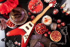 ヘヴィーメタル 苺デザートビュッフェがヒルトン名古屋で 実寸大ギターケーキやドラム型ティラミス ファッションプレス