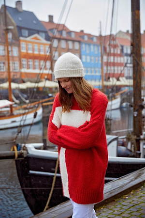 ヴァネッサブリューノの“デンマーク国旗”セーター＆シックなドット柄