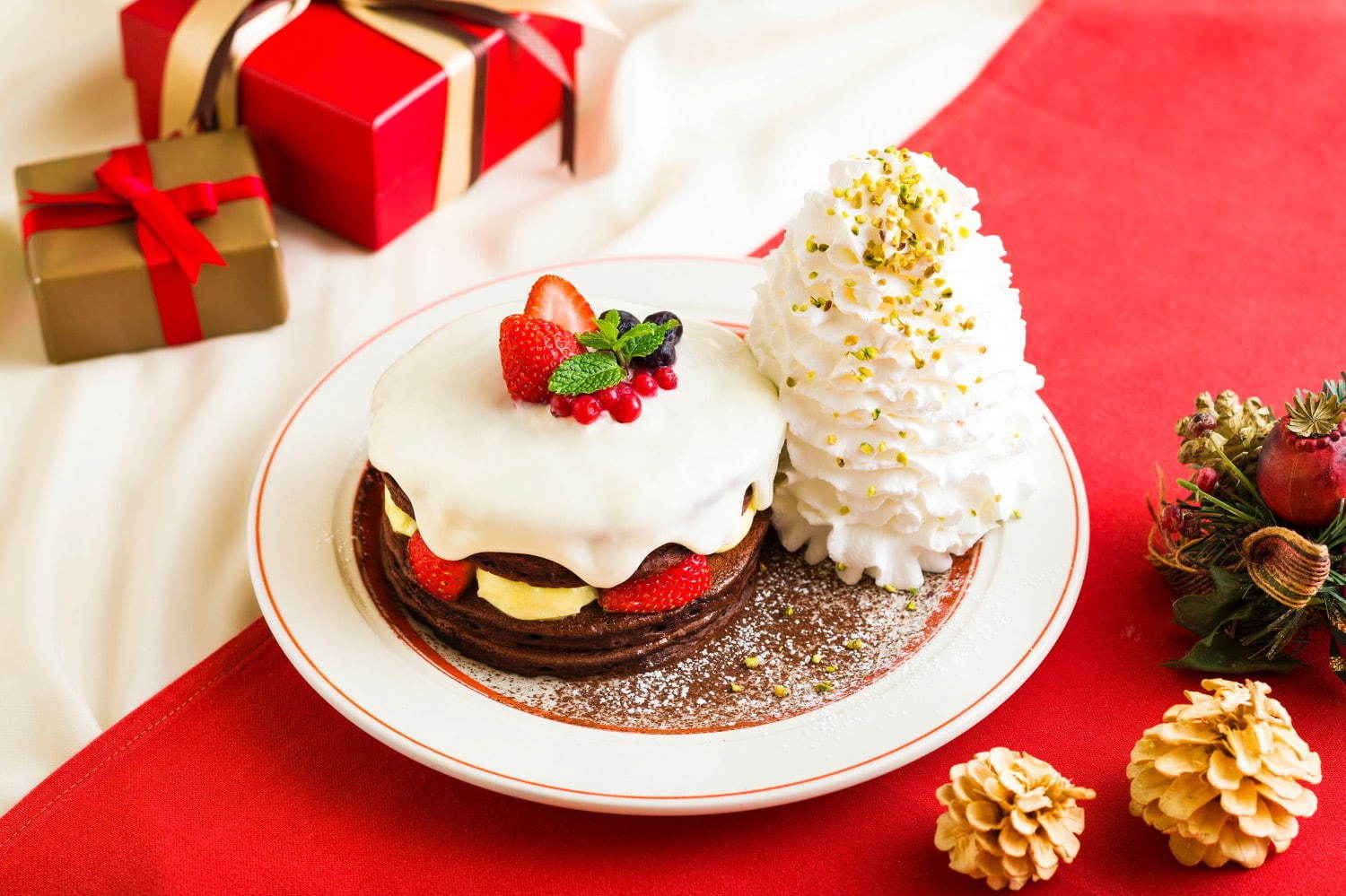 エッグスンシングス クリスマスショコラショートパンケーキ 雪のように白い ミルククリームをたっぷり ファッションプレス