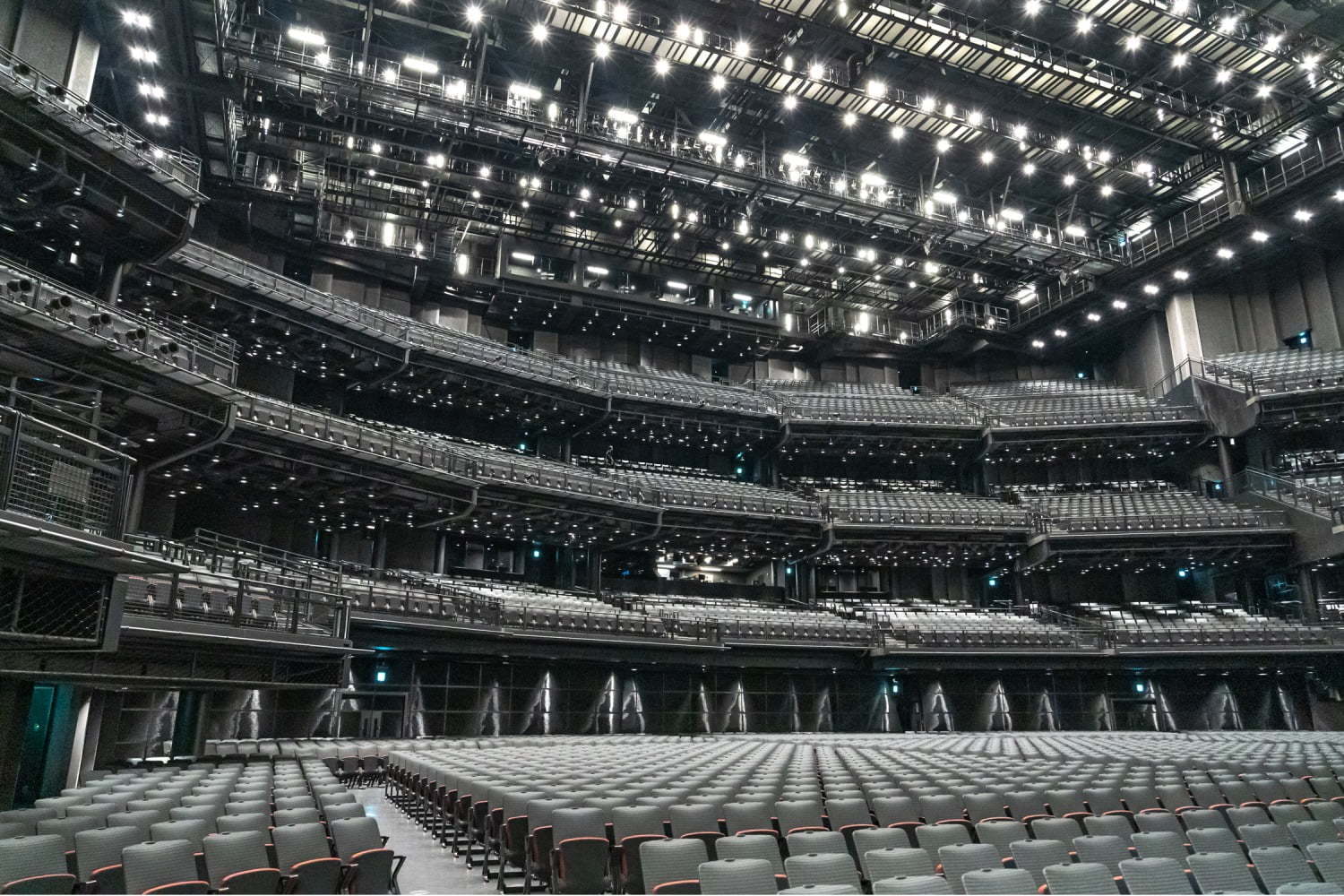 東京ガーデンシアター 有明ガーデンの国内最大約8 000人収容の劇場型ホール ファッションプレス