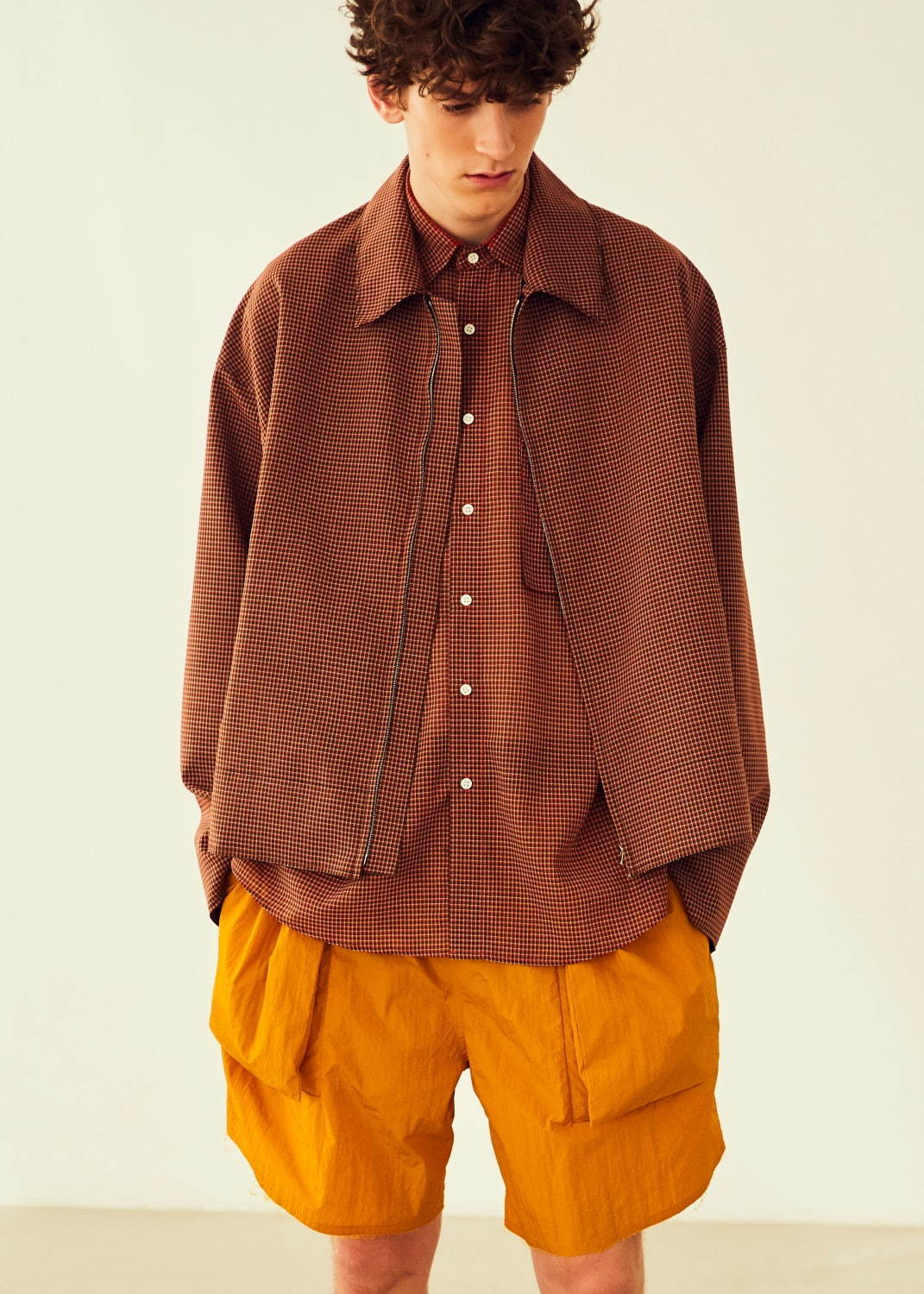 写真4 42 メンズ オレンジのハーフパンツのコーディネート着用 コレクションルックギャラリー ファッションプレス