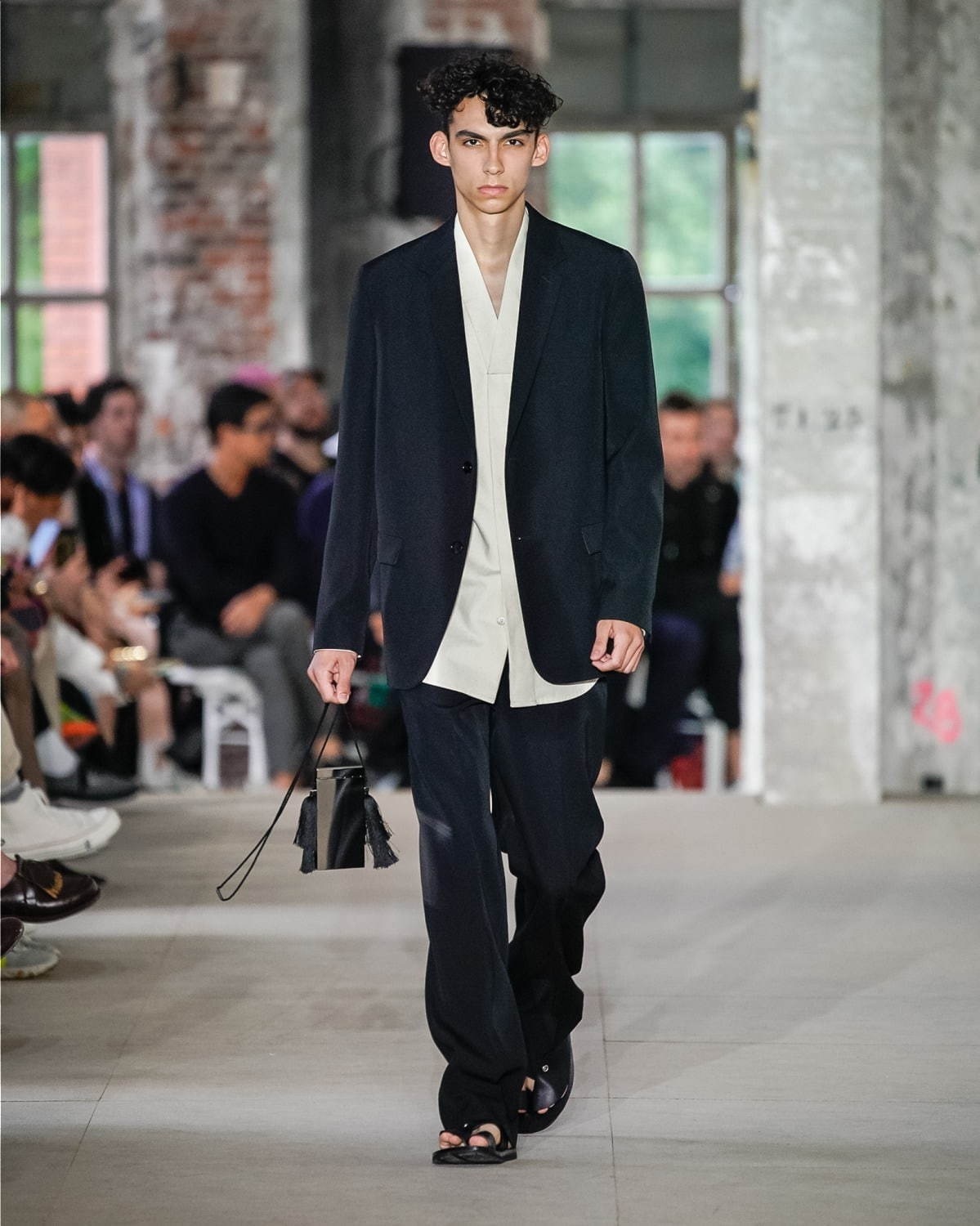 写真5 12 メンズテーラードジャケットのおすすめコーデ 春夏 人気ブランドのカジュアルな着こなしを特集 ファッションプレス