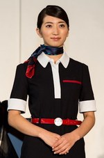 ケイタ マルヤマの丸山敬太が、JAL客室乗務員の新しい制服をデザイン