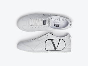 ヴァレンティノ×オニツカタイガーの限定コラボスニーカー、「V」ロゴを 