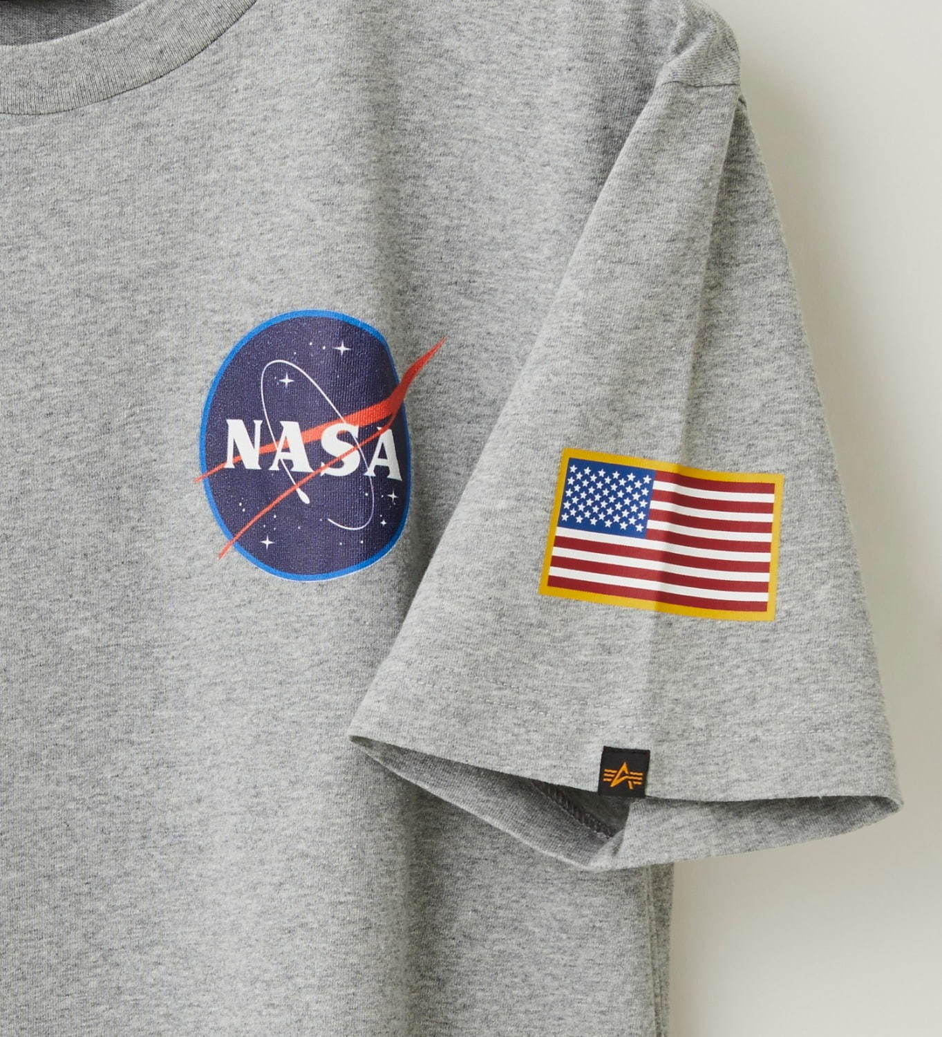 アルファ インダストリーズ“NASA”モチーフのフライトジャケット、スペースシャトル記念ロゴを復刻｜写真4