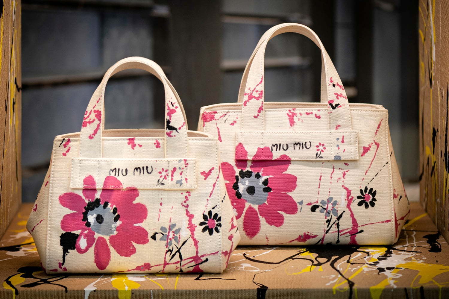 ミュウミュウの新作バッグが日本限定で、カラフルなフラワーブーケ＆新 ...