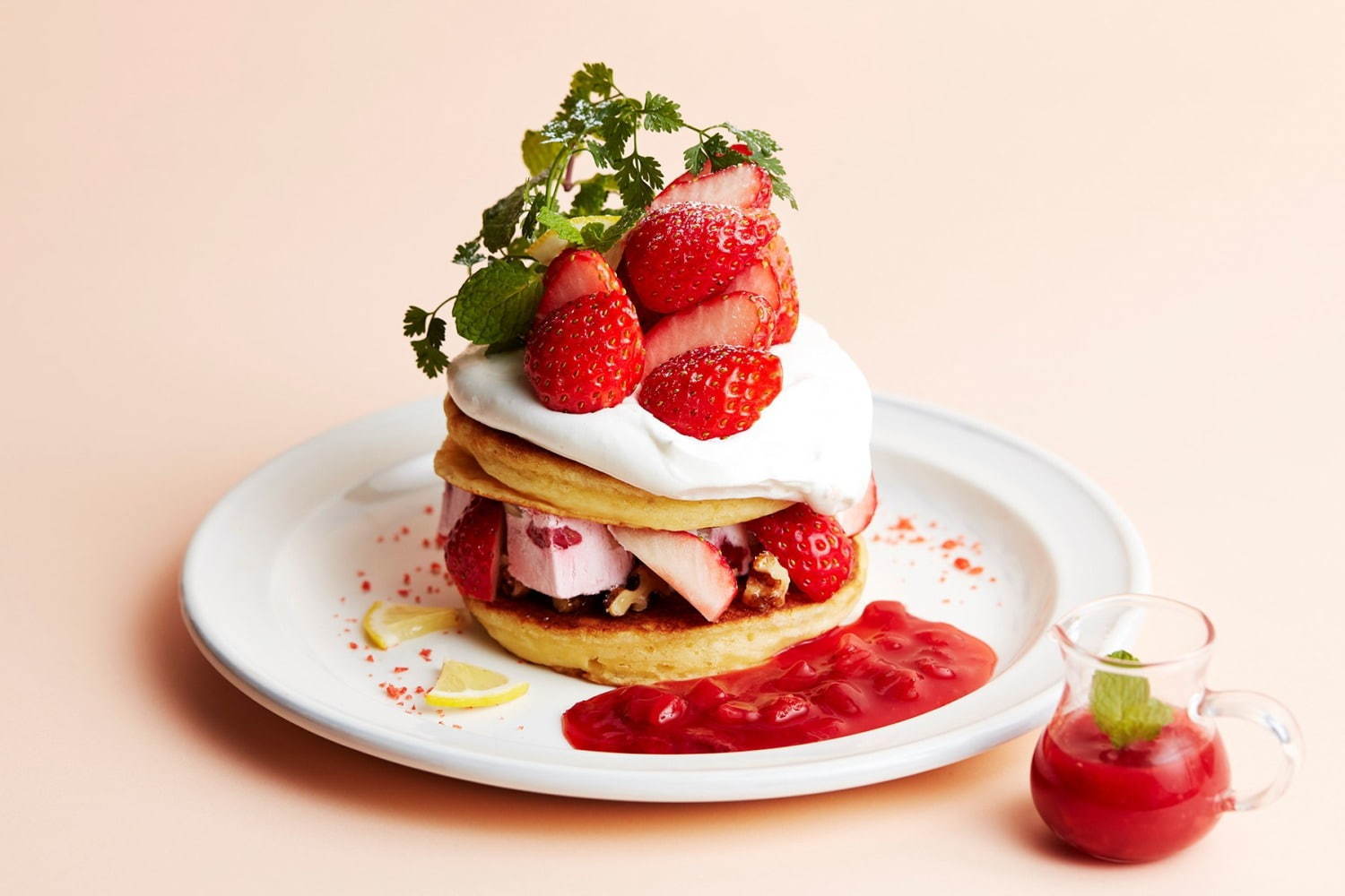 J S パンケーキカフェ 苺とフルーツアイスのパンケーキ 苺とアイスをサンドしたハーブ香る一皿 ファッションプレス